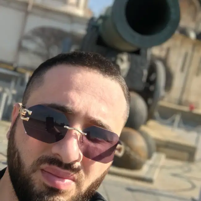Levon, 31